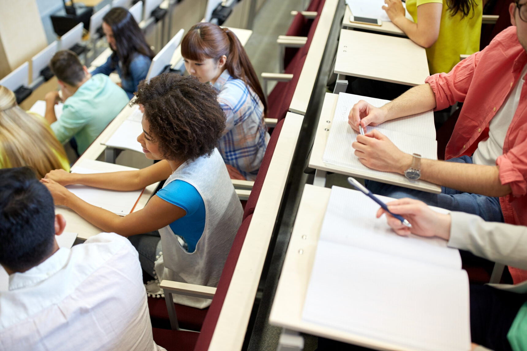 Oxbridge students sitting in lecture hall.